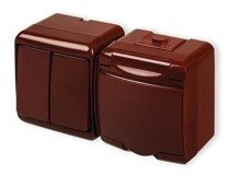 JUNIOR Łącznik świecznikowy z gniazdem hermetycznym (klapka brązowa)