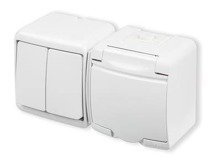 JUNIOR Łącznik świecznikowy z gniazdem hermetycznym SCHUKO (klapka w kolorze obu