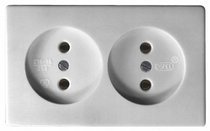 Gniazdo natynkowe z czasów PRL bez uziemienia KAPPA