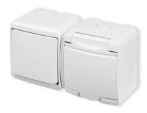 JUNIOR Łącznik jednobiegunowy z gniazdem hermetycznym (klapka biała)