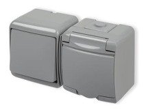 JUNIOR Łącznik jednobiegunowy z gniazdem hermetycznym (klapka popielata)